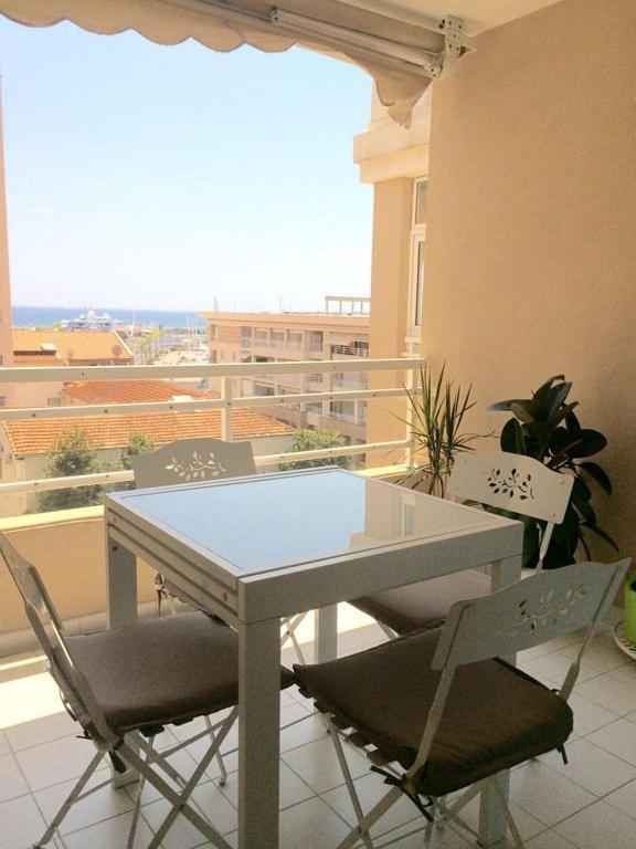 Charmant 2P Vue Mer Face Au Port De Golfe Juan Exterior photo
